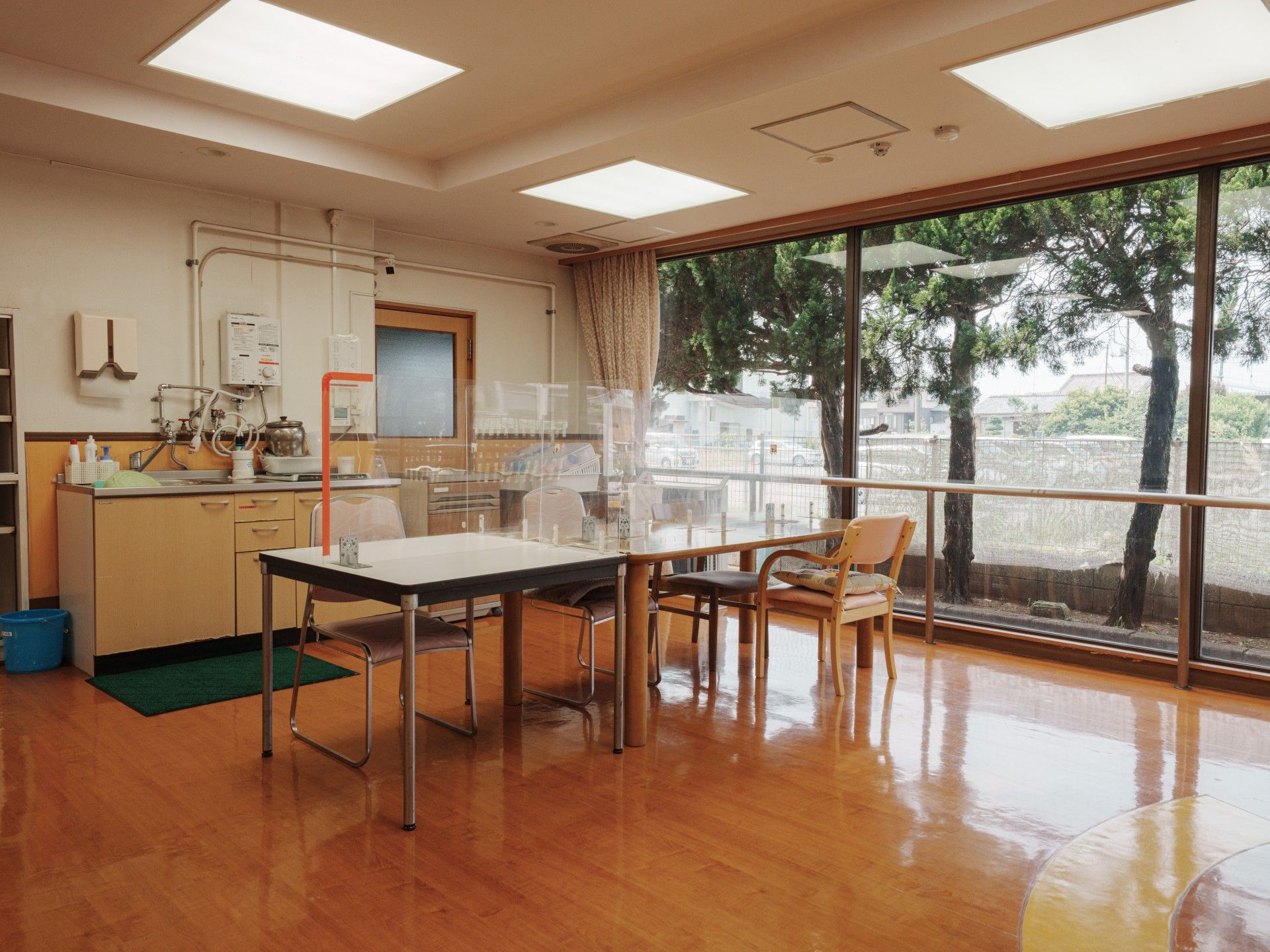 大きな窓のある部屋