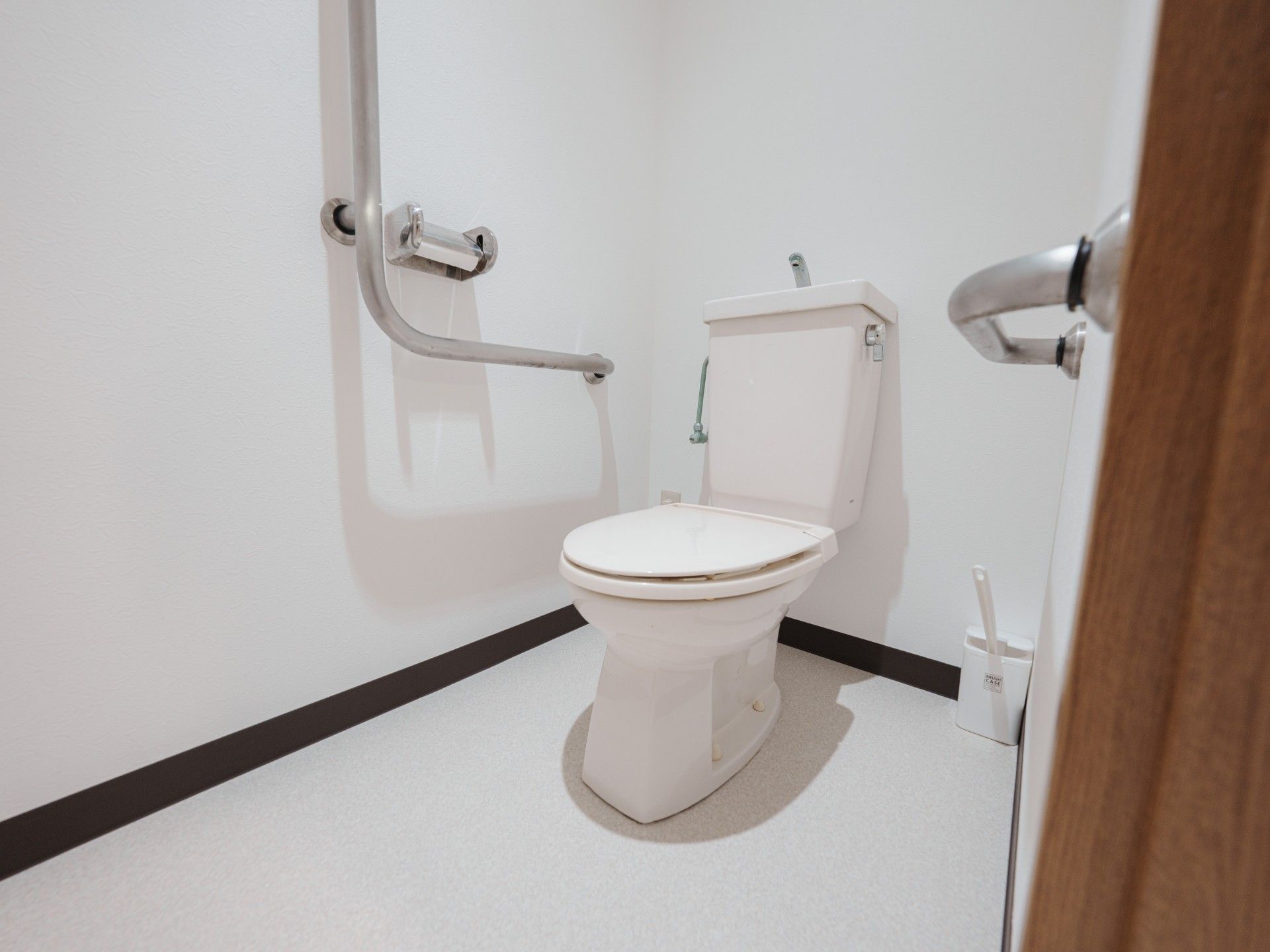 手すり付きのトイレ