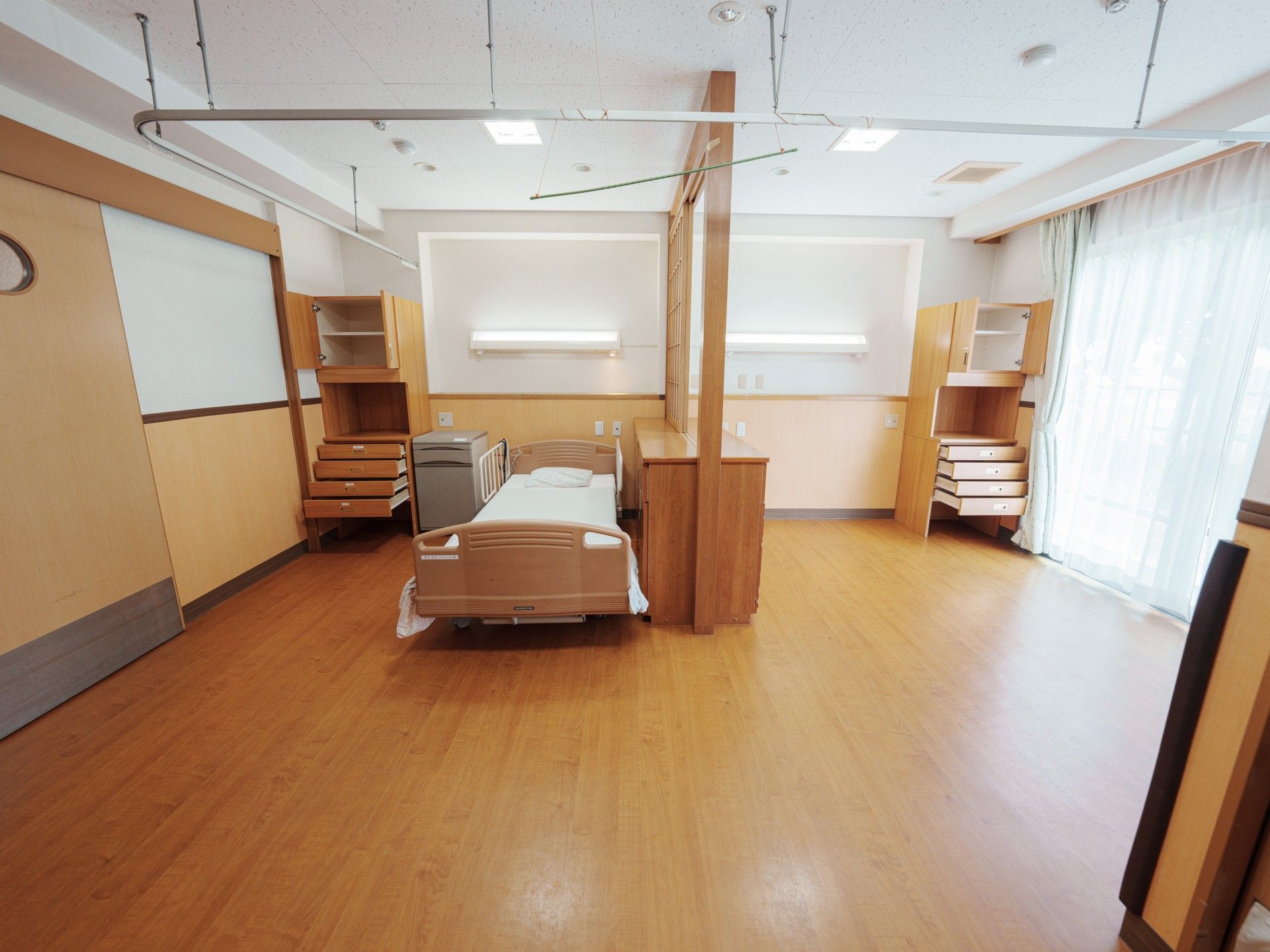 明るい個室のベッド周り