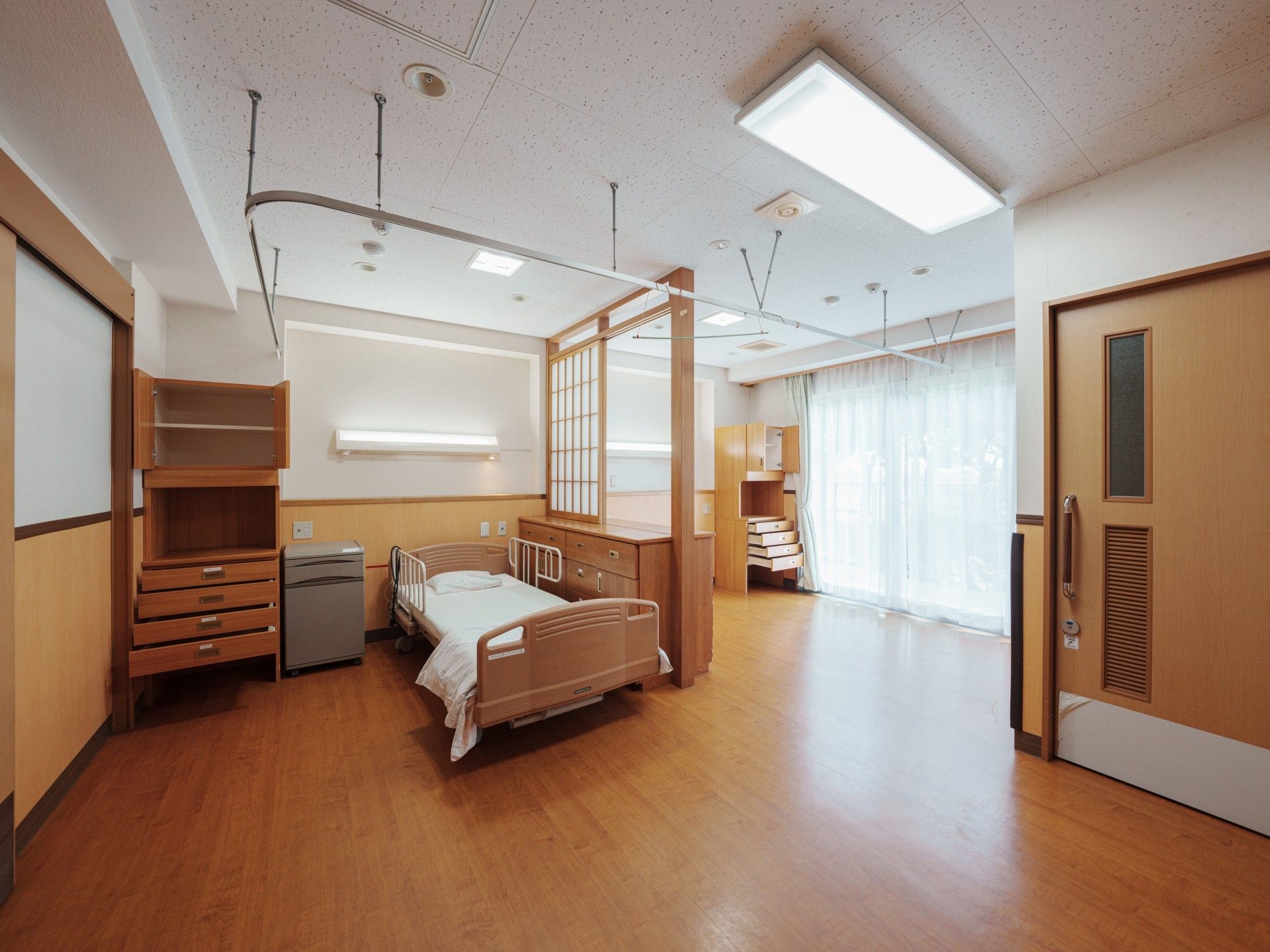 明るい個室のベッド周り
