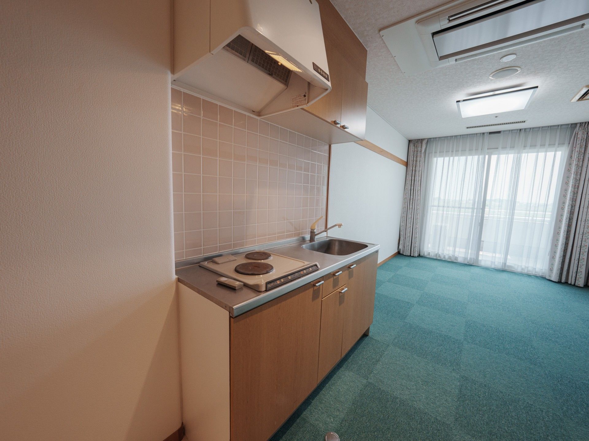 明るいキッチン付き居室