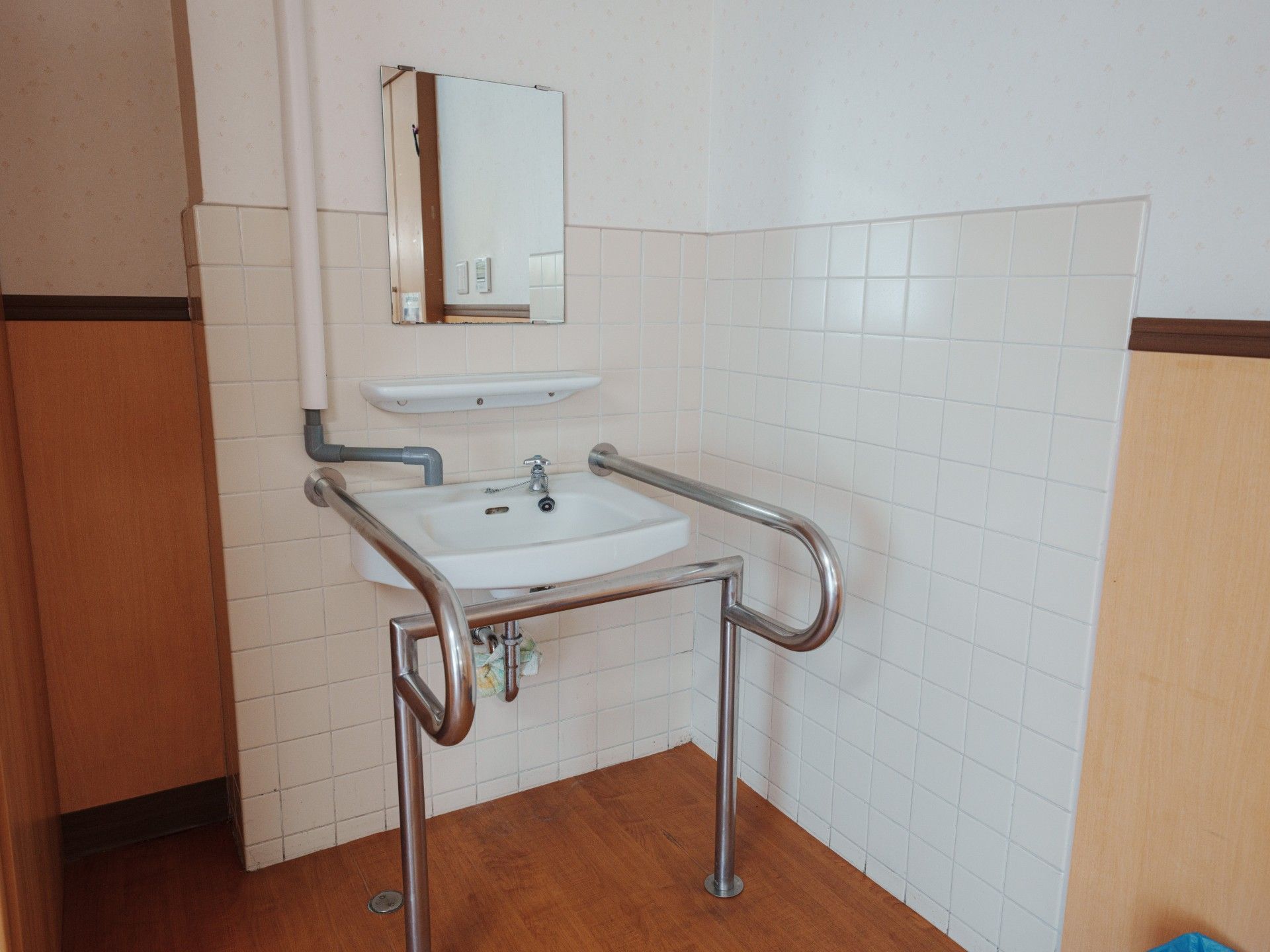 手すり付き洗面台