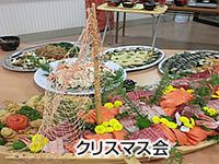 大皿に並ぶ料理と、刺身の盛り合わせ