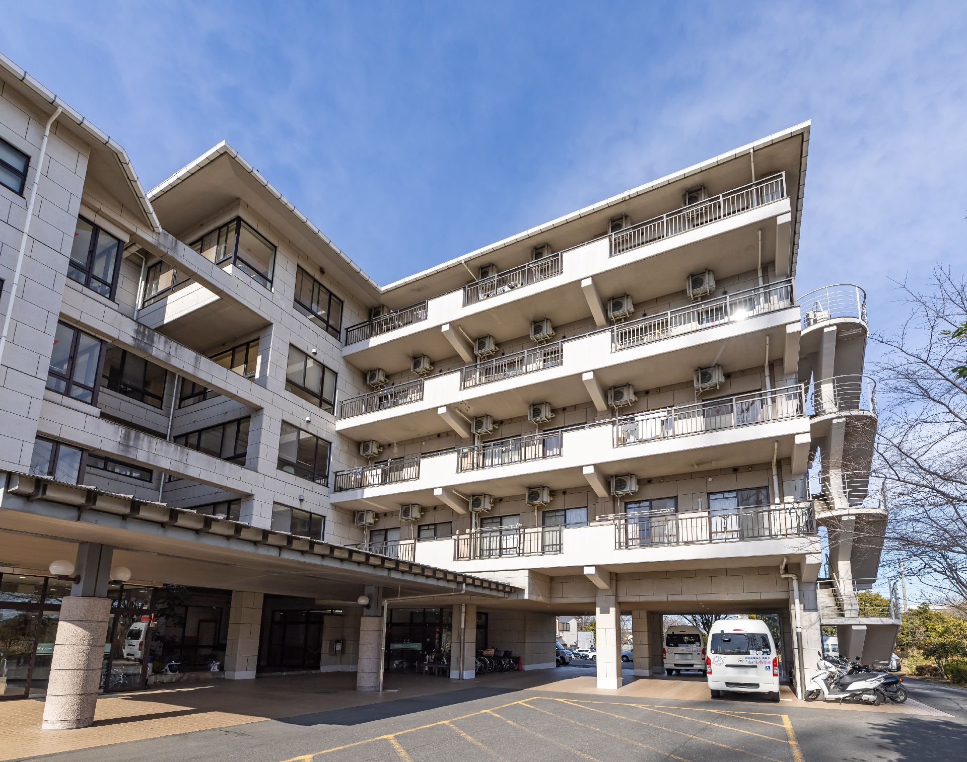 ５階建ての介護施設の外観