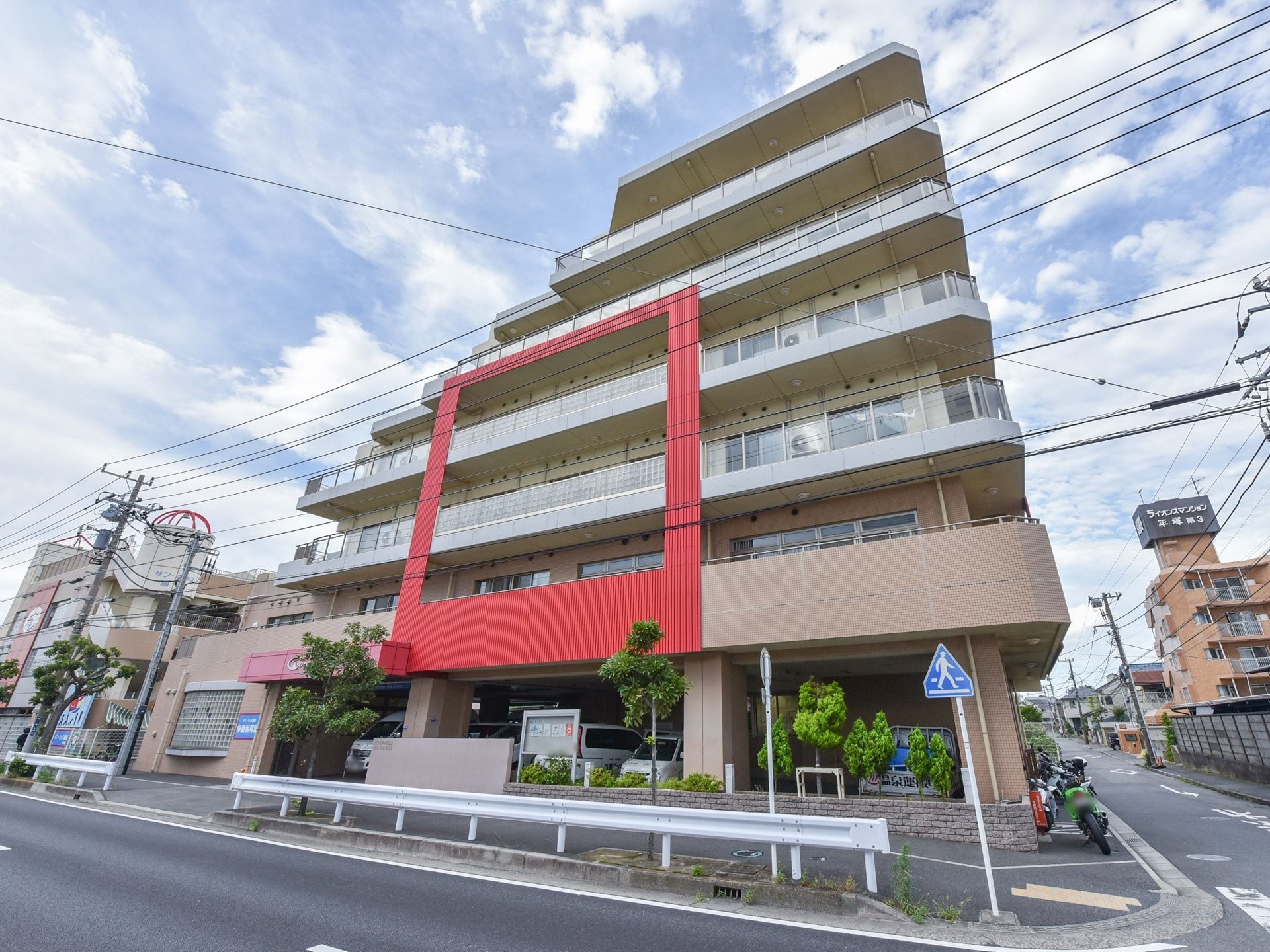 周りには住宅やマンションなどが建ち並んでいる。建物は上階になるにしたがい、段々と横幅が狭くなっている設計である。