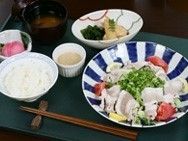 栄養バランスが考えられており、季節感も感じられるメニューになっている。トレーに１人ずつ乗せて提供している。