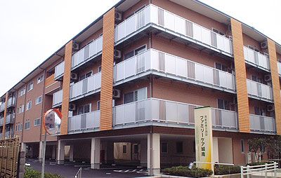ゆったりとした外観の建物