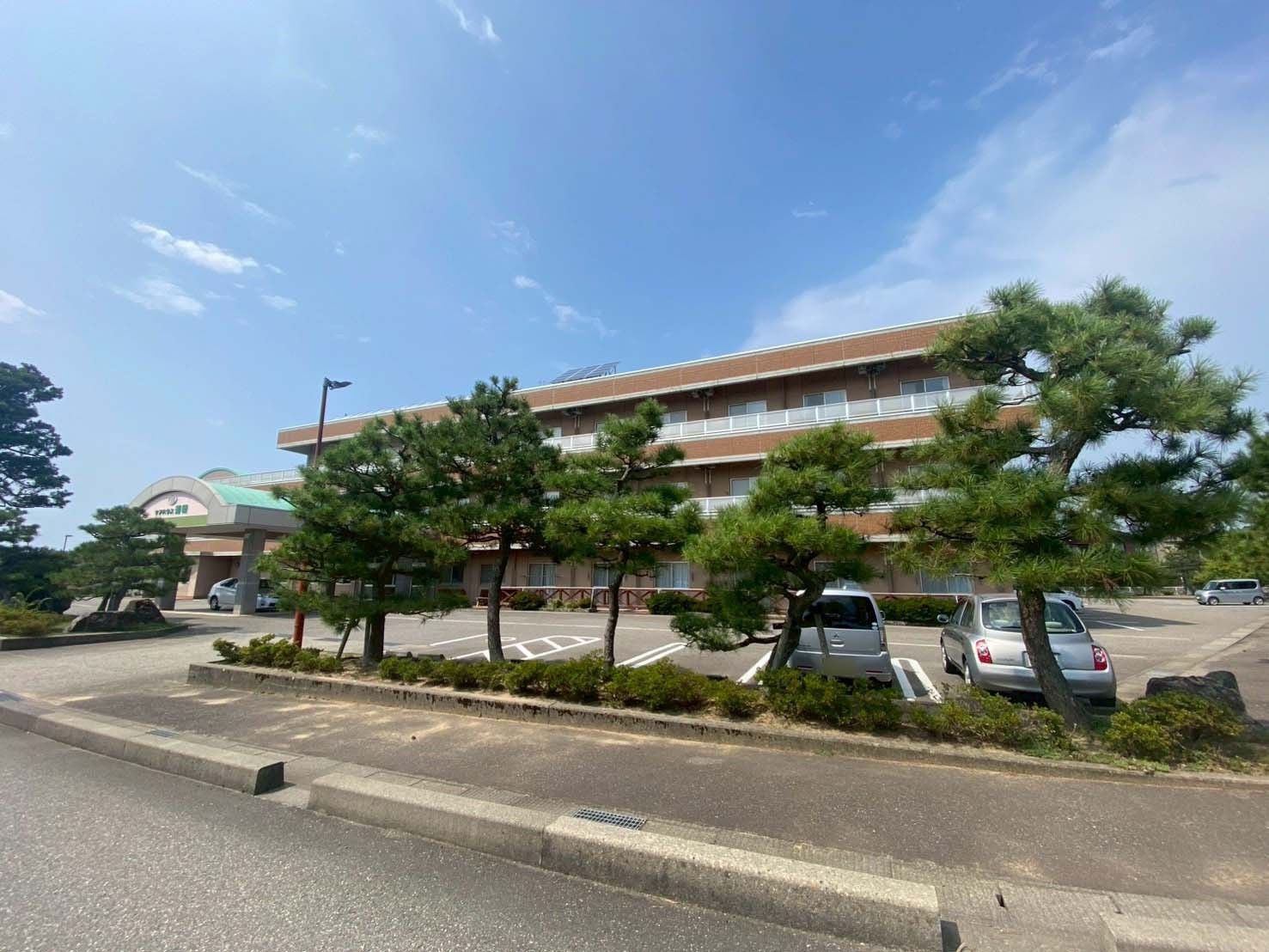 車椅子に座っている高齢女性と向き合う女性ヘルパー