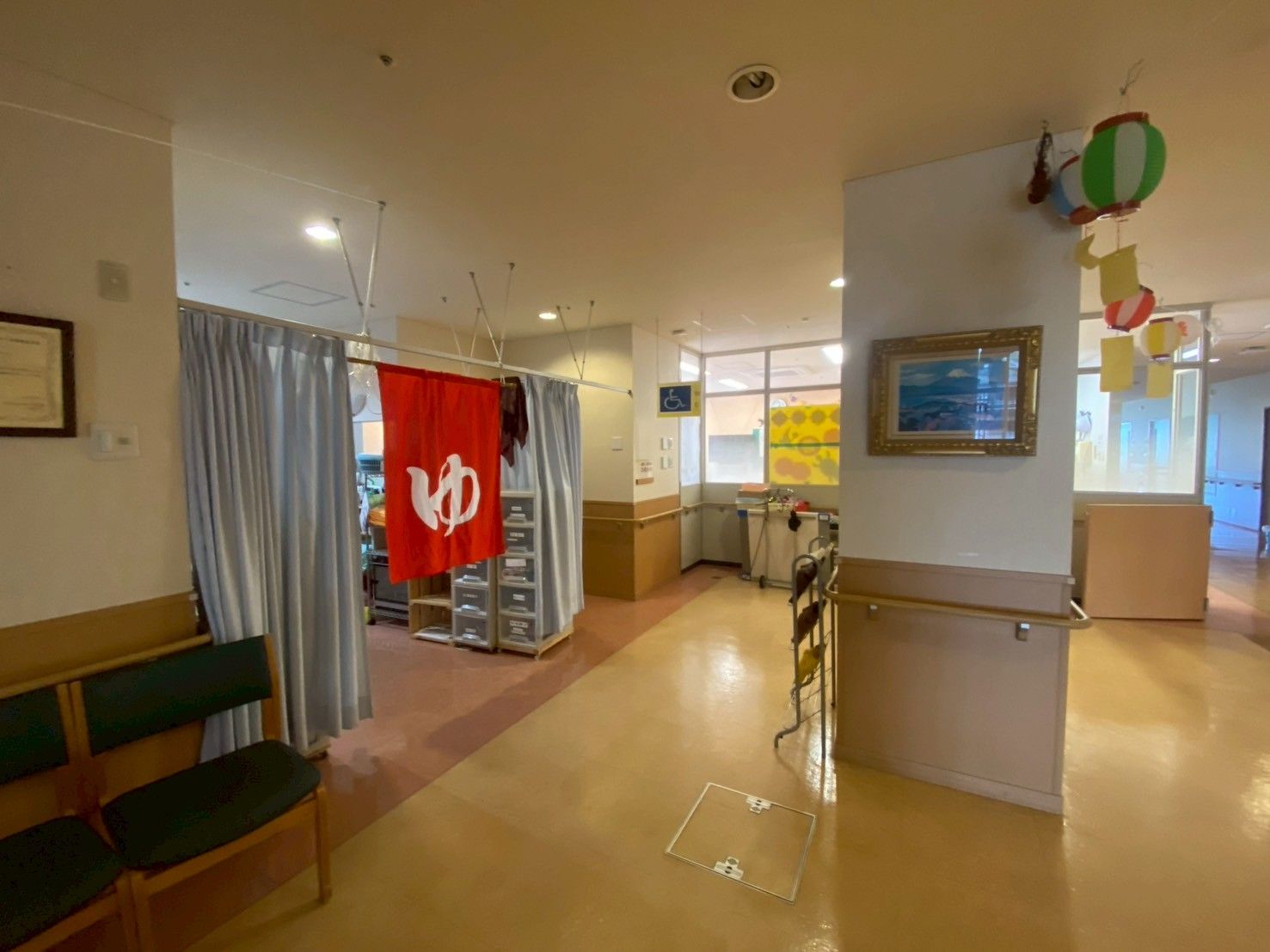 自然の中を散歩する車椅子に乗った高齢女性と女性ヘルパー