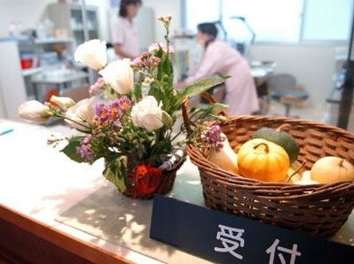観賞用の小さなカボチャが入ったかごや花が飾られた受付には「受付」と書かれたプレートもある。