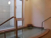 手すり付きの浴槽