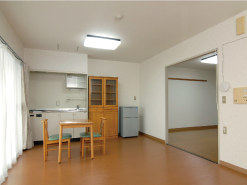 居室とキッチンの様子