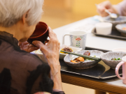 食事を楽しむ高齢者