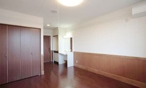 落ち着いた色調の部屋