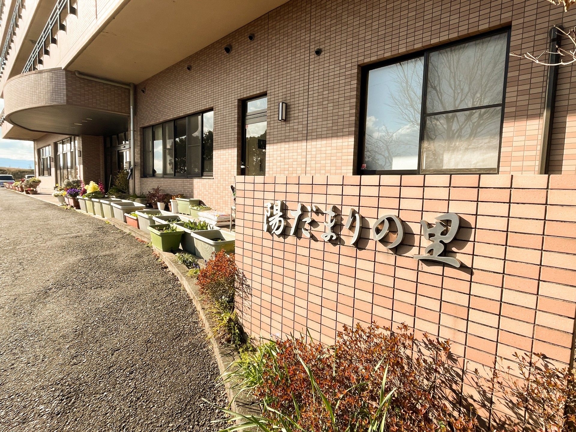 明るい外観の建物入口