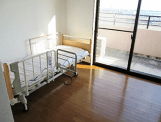 明るい個室の居室