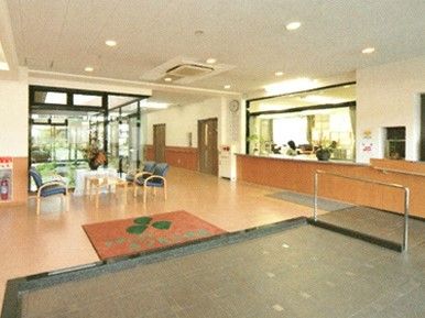 玄関にはマットが敷かれ、橋にはスロープが付けられている。応接セットの近くの壁は窓となっていて、中庭を眺めることができす。
