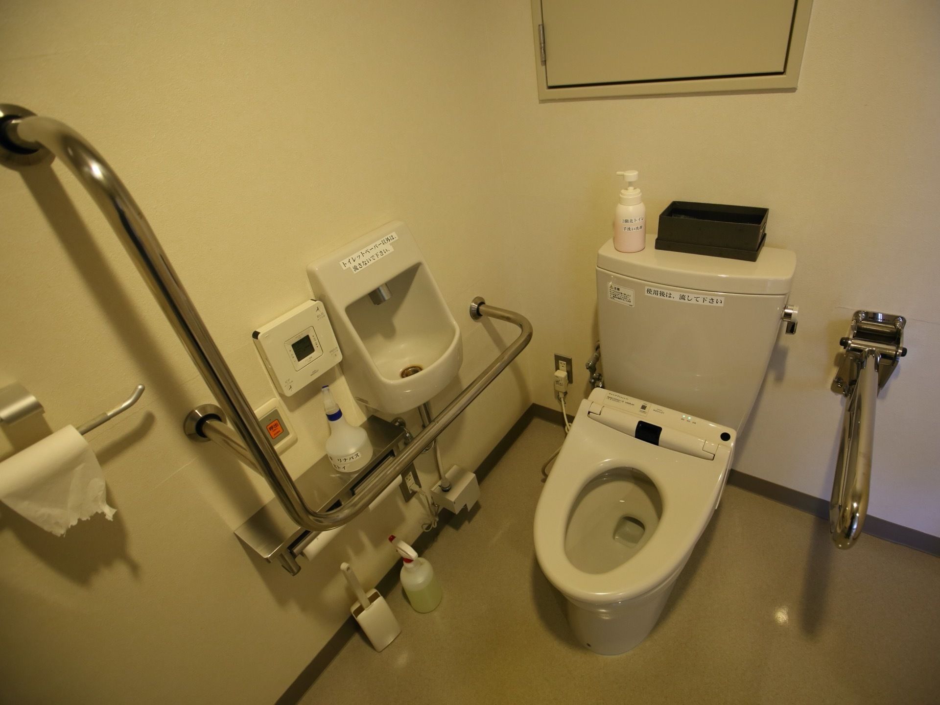 蓋のない便座の周りには手すりがあり、安心して使用できる。手洗器も設置してある。ナースコールボタンも付いている。