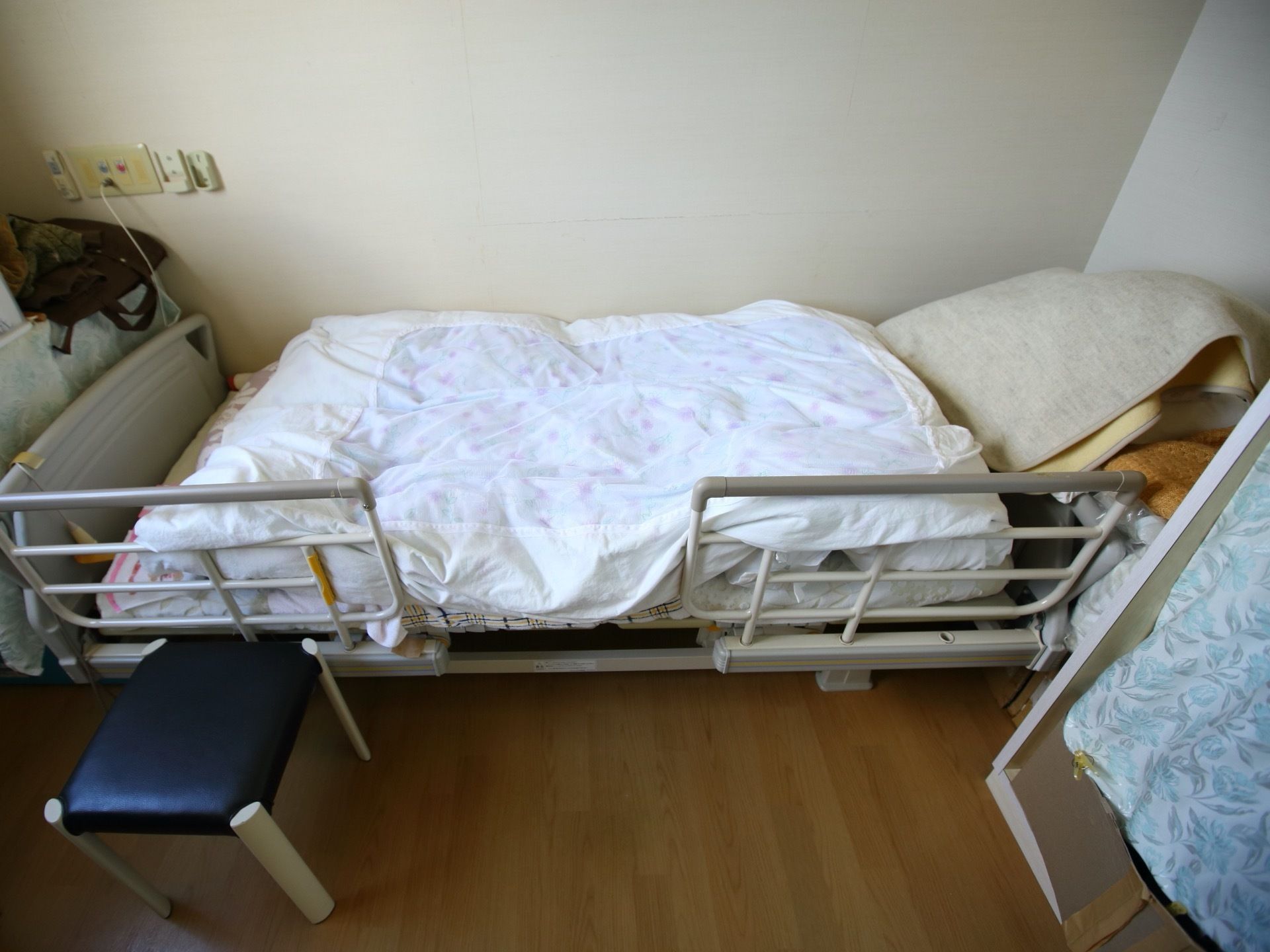 居室には介護用ベッドが置いてある。電動で動くので入居者様本人でも操作し易い。転落防止の柵も付いている。