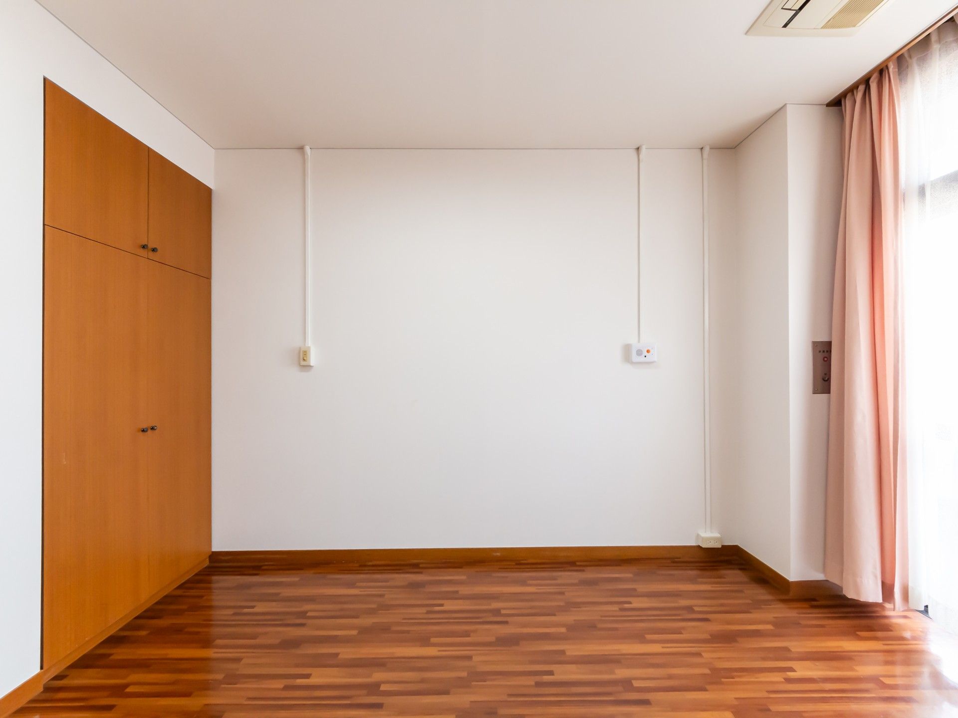 木製収納のある部屋
