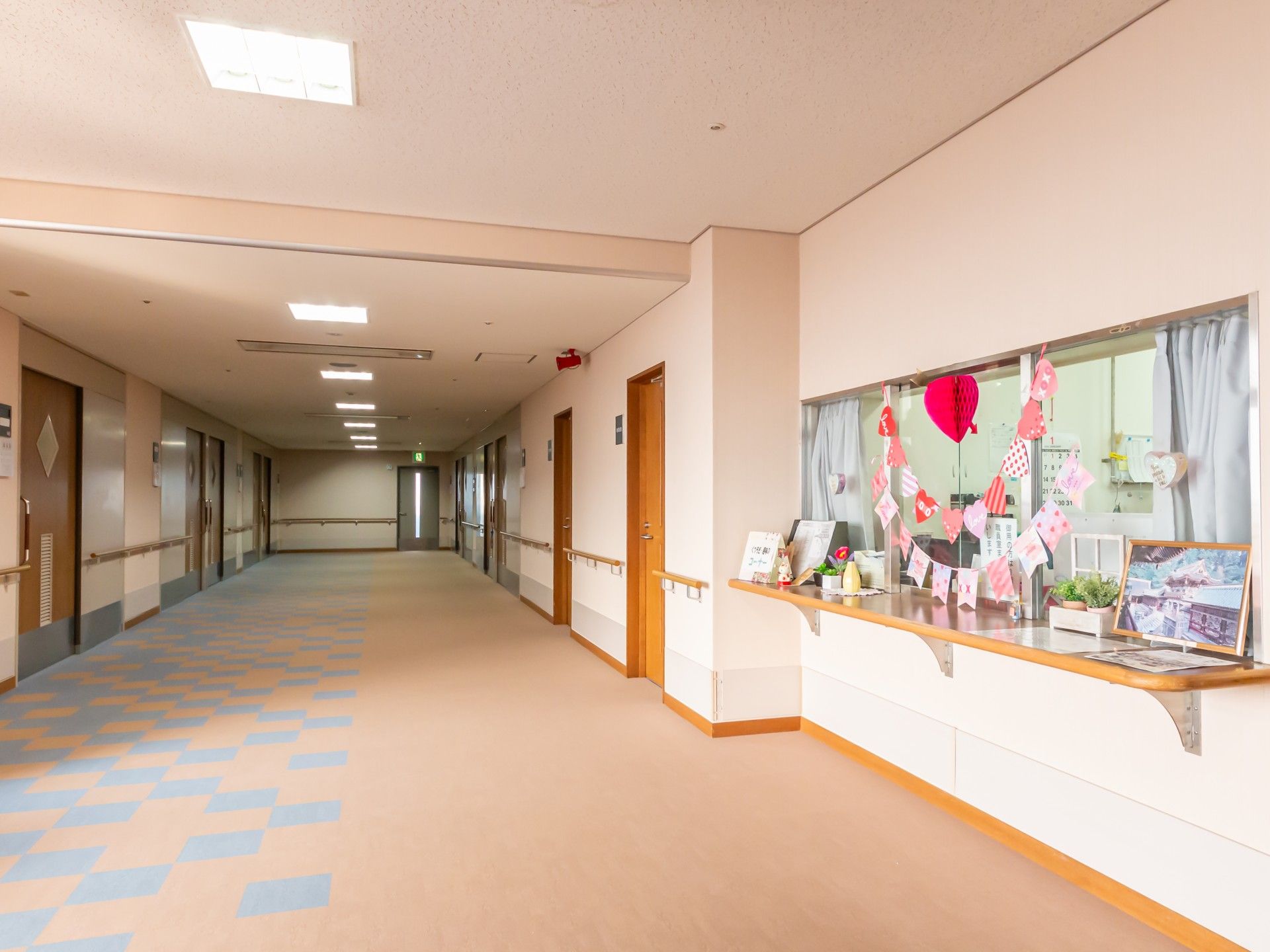 飾り付けのある廊下