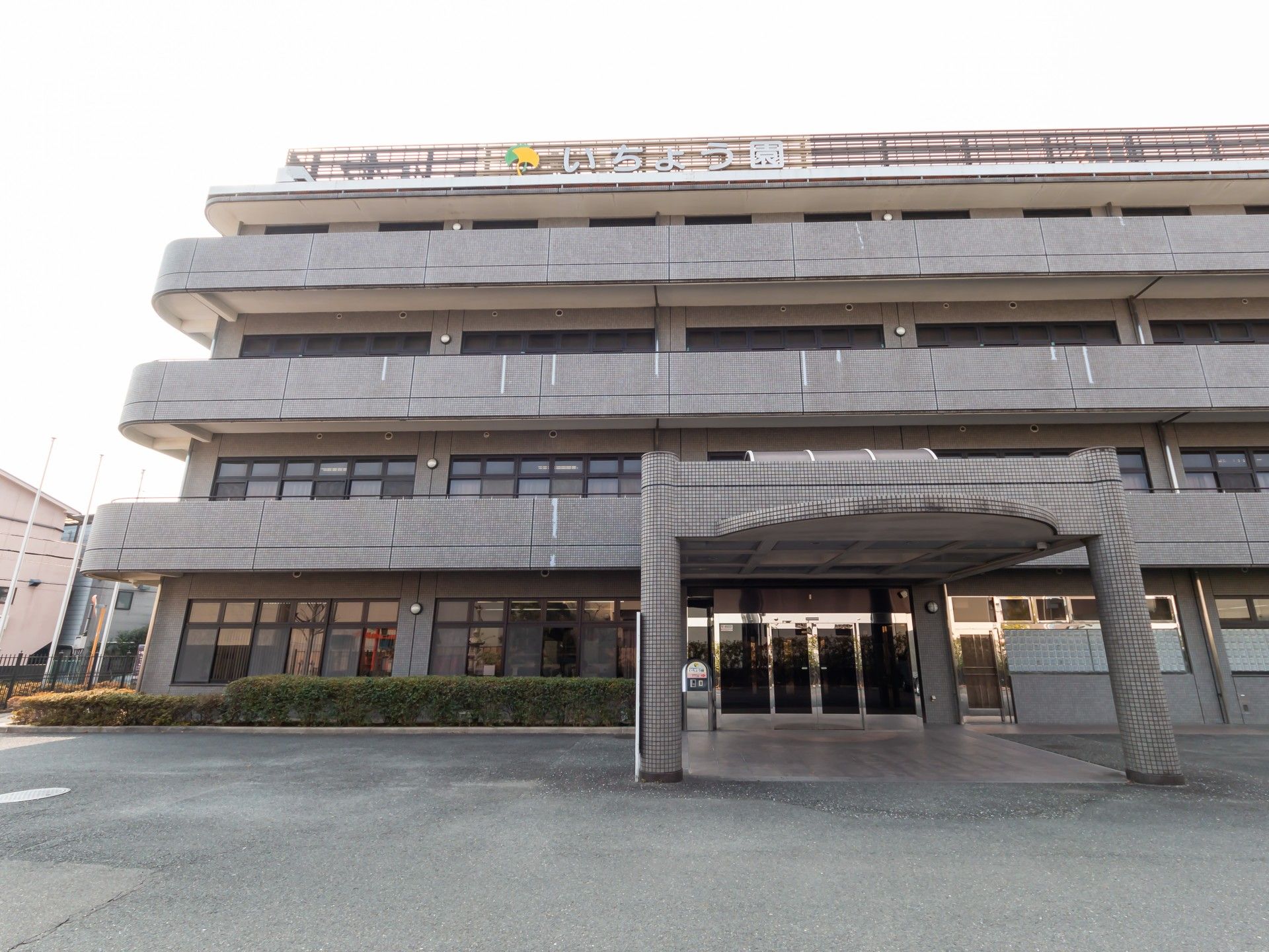 立派な建物の正面玄関
