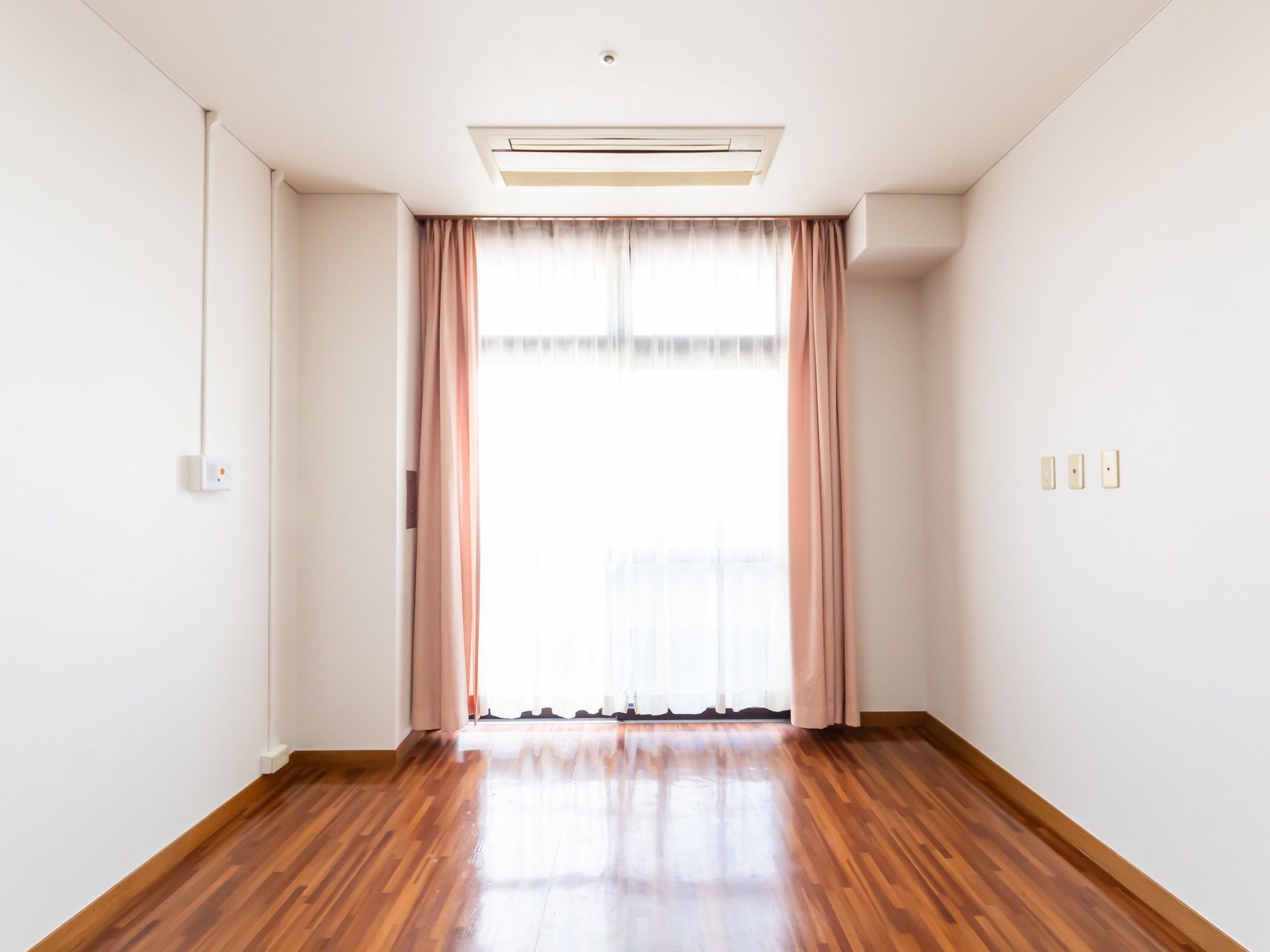 明るい部屋の窓際