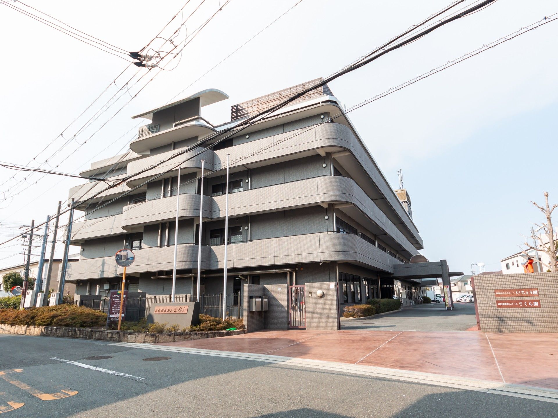 落ち着いた外観の建物