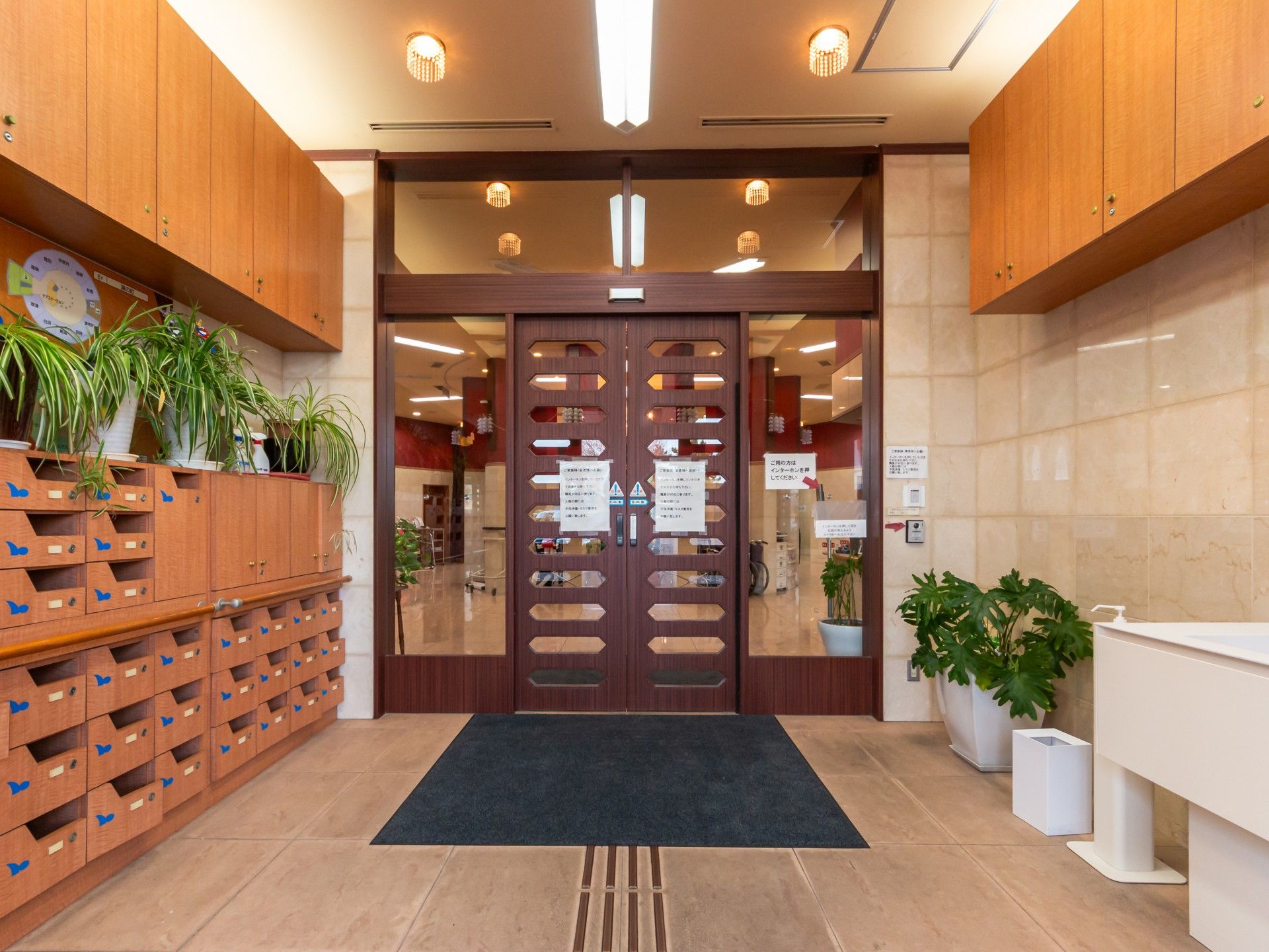 植物が飾られたエントランス