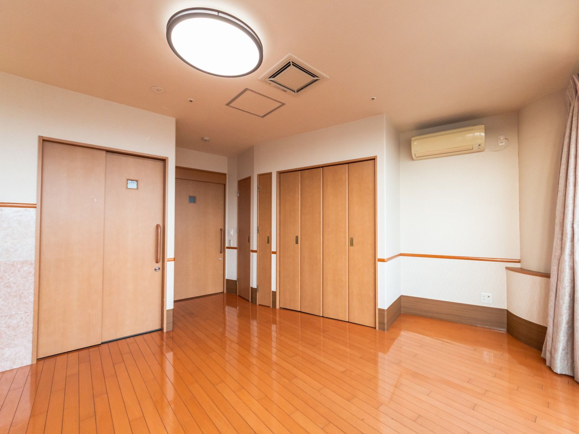 木目調の落ち着いた部屋