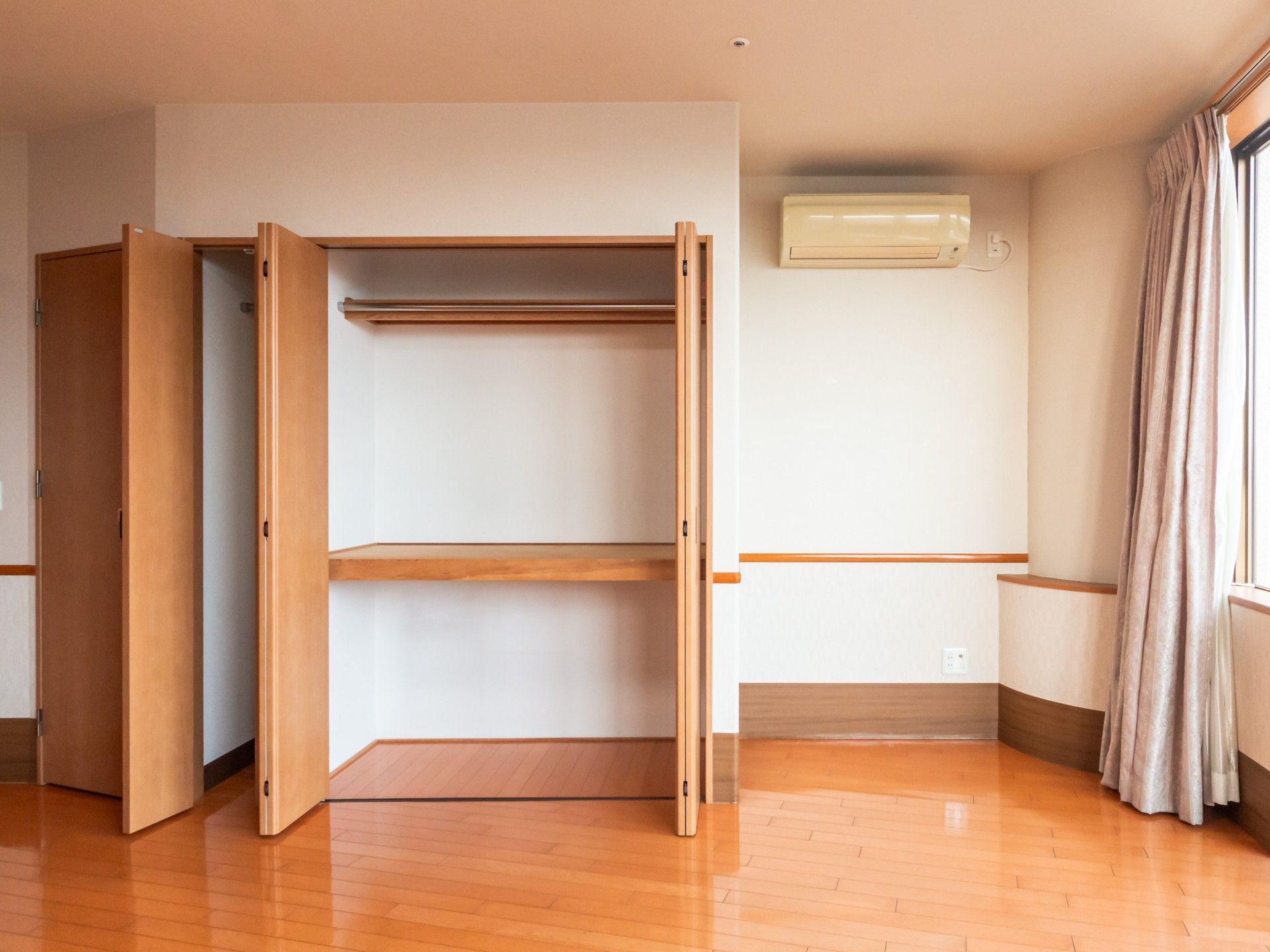 収納のある明るい部屋