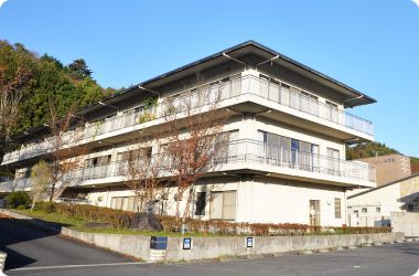 ゆったりとした建物の外観