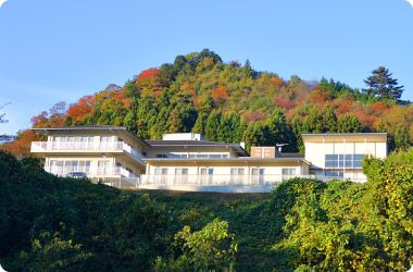 自然豊かな施設外観