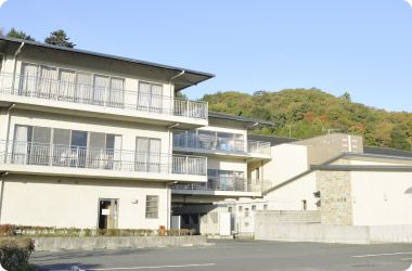 自然に囲まれた施設外観