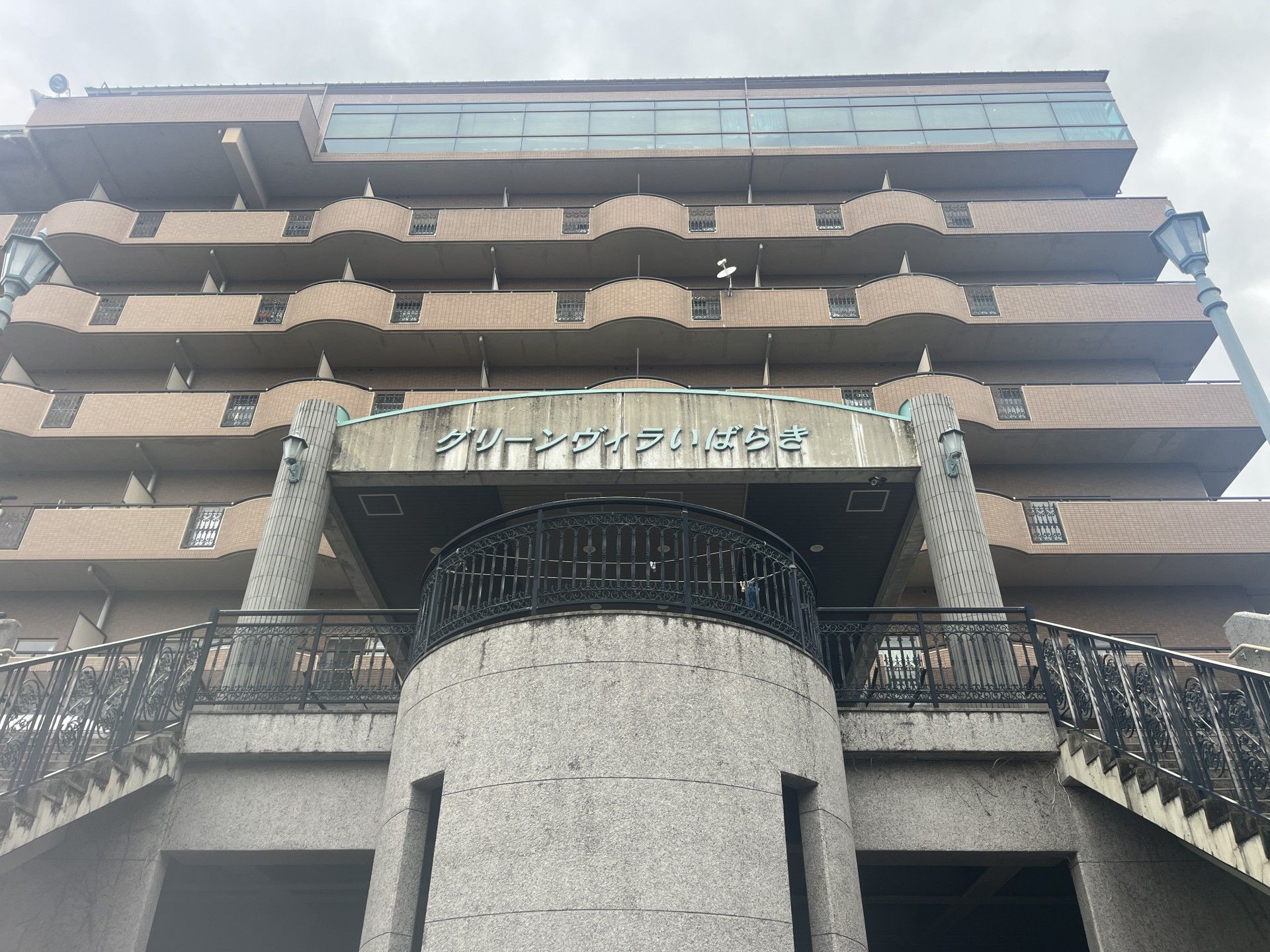 多階層の建物正面