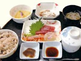 イベント食の例。豪華なお刺身３種盛りをメインに、茶わん蒸しや赤飯、吸い物など並んでいる。