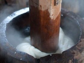 うすと杵を使ったもちつきの様子。大きな杵が印象的。