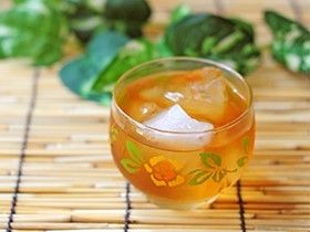夏の茶話会には涼しげなガラスの器を使用し、季節感を演出。