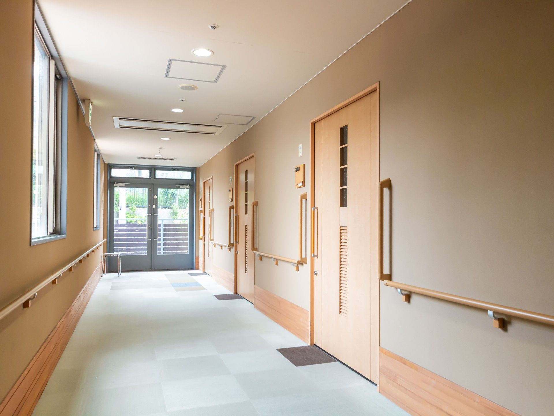 手すり付きの明るい廊下