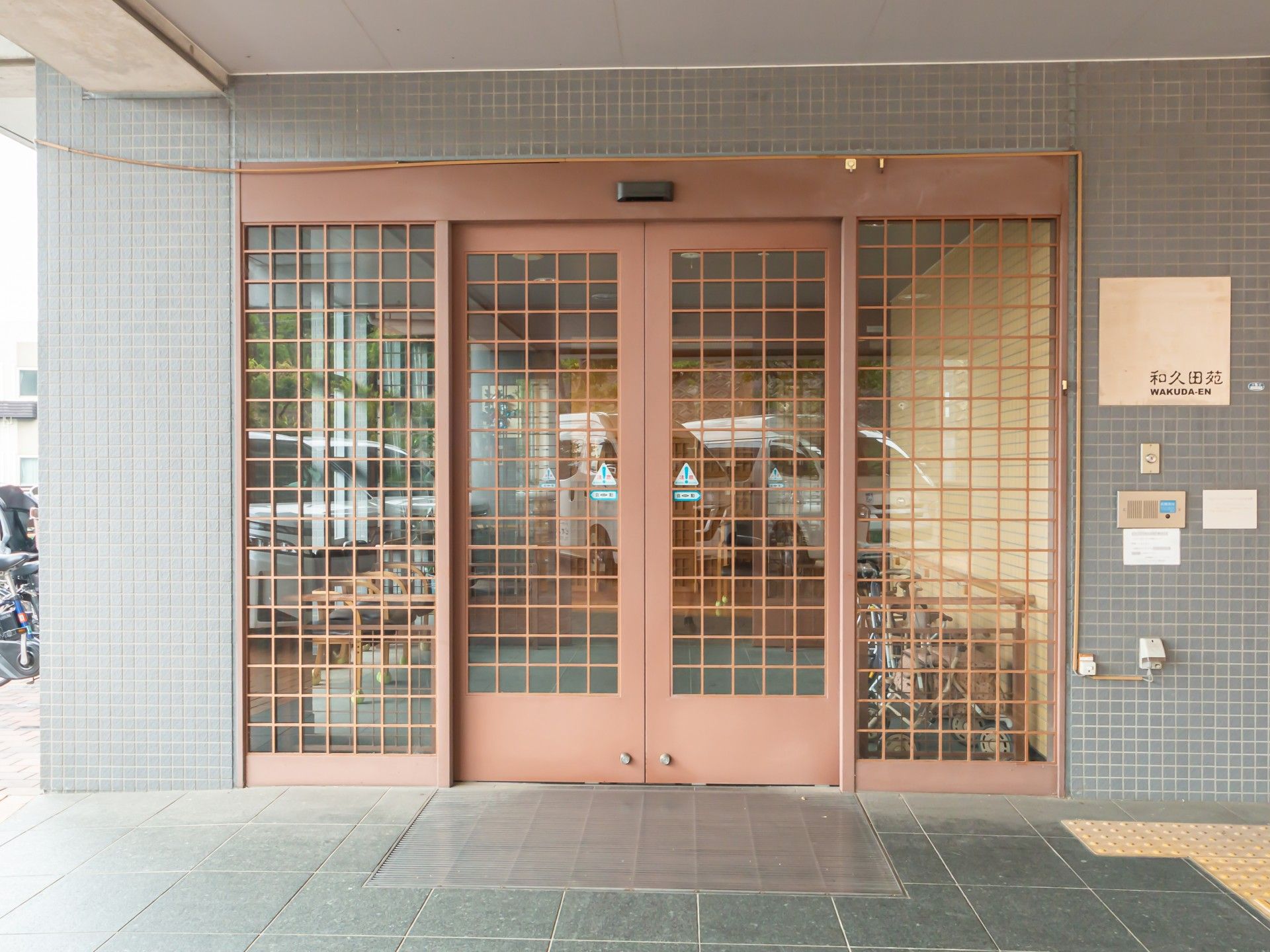 広い玄関の入口