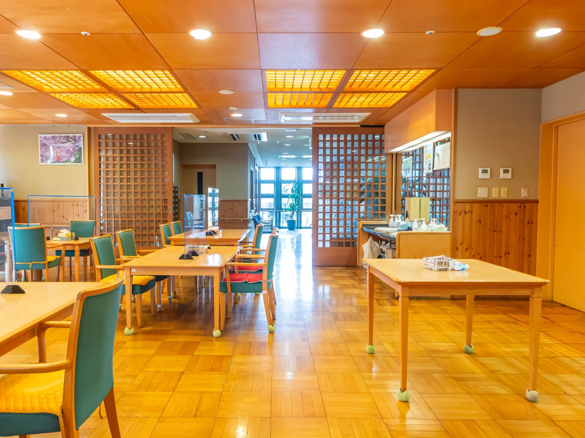 明るい食堂の様子