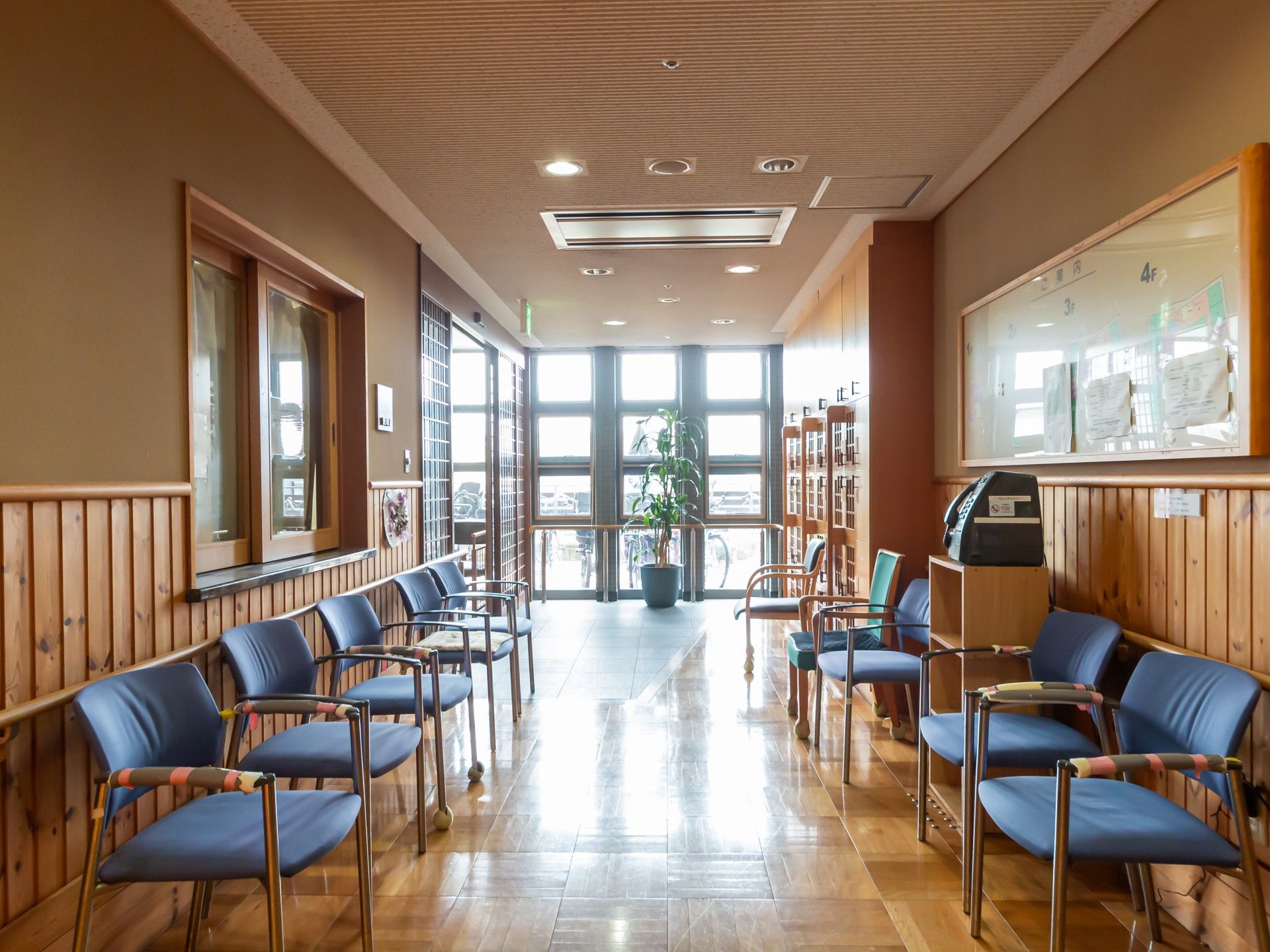 明るい廊下の椅子