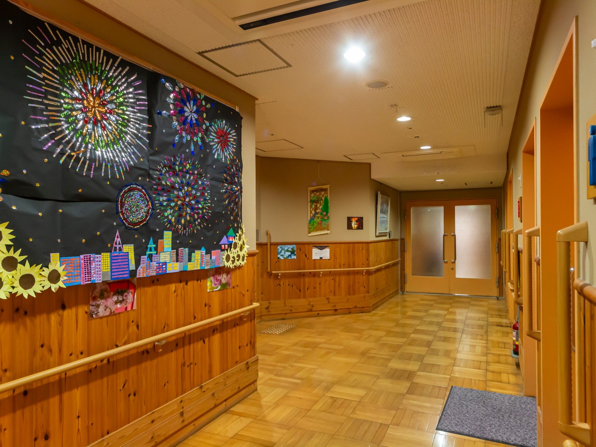 色鮮やかな壁飾りの廊下