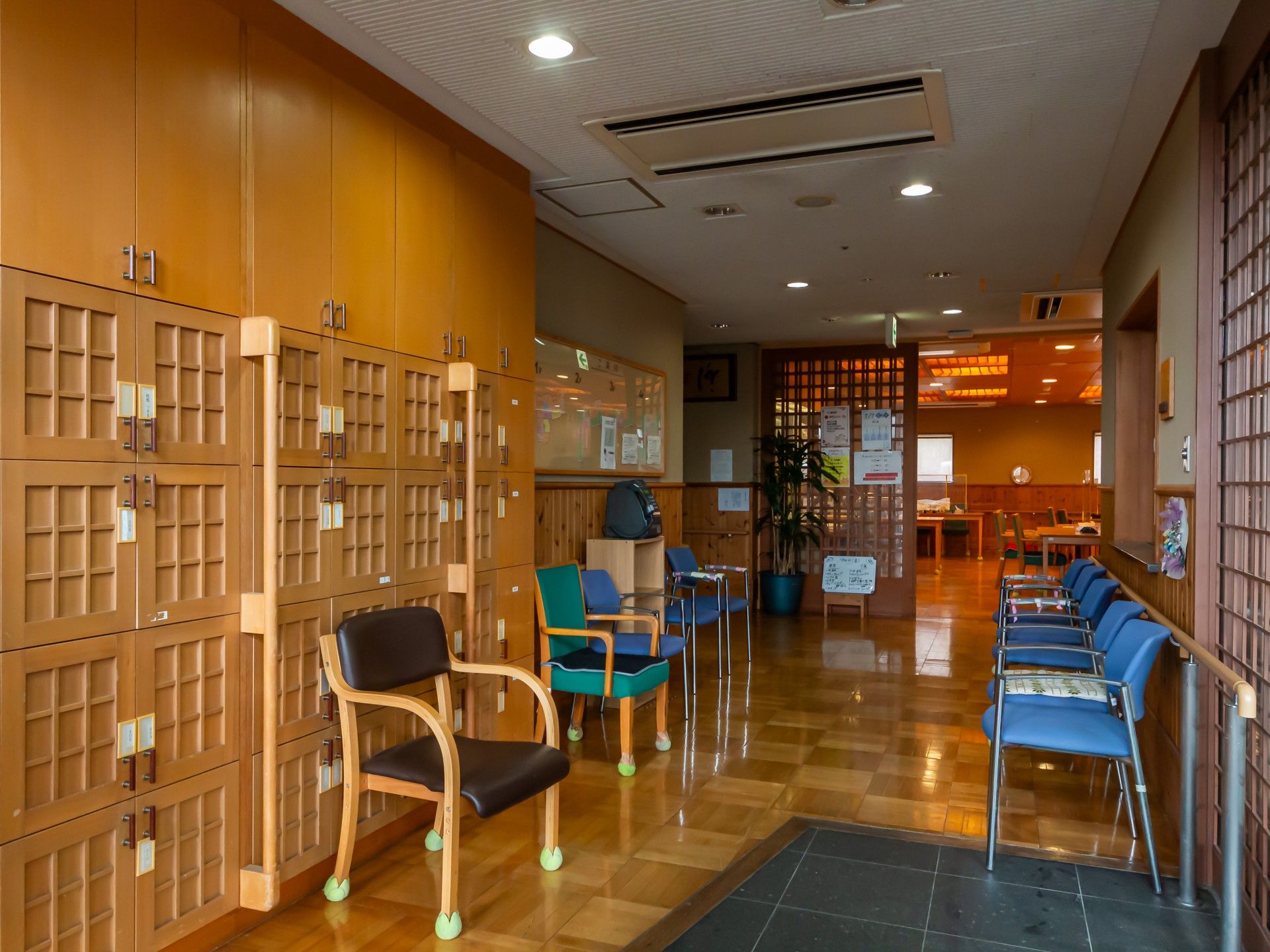 落ち着いた雰囲気の廊下