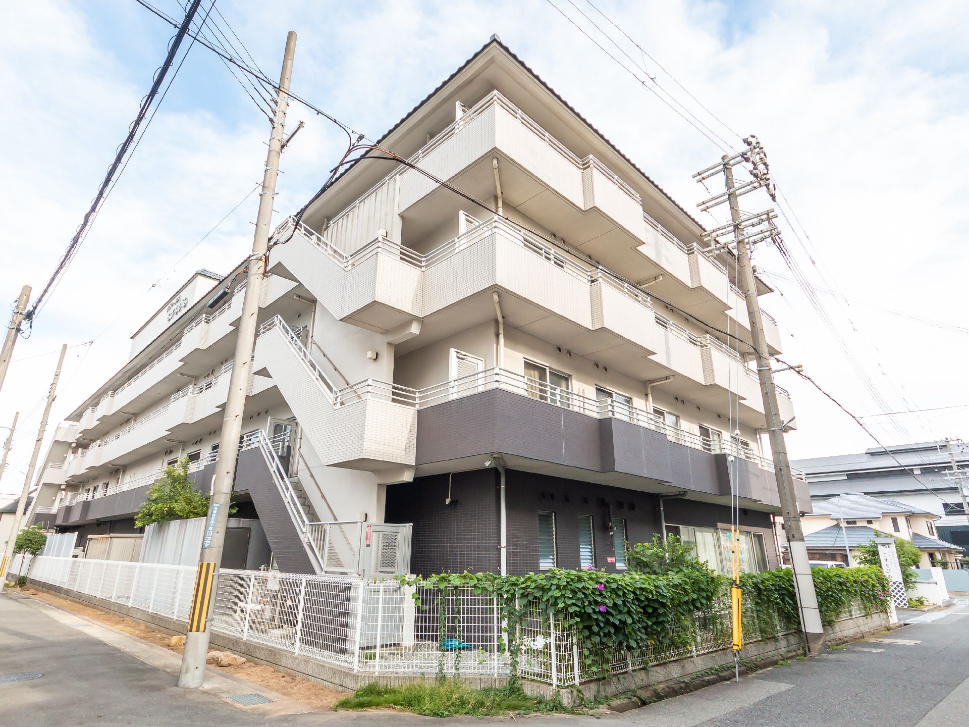 4階建てのモノクロの外観