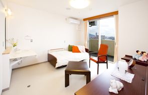 部屋にベッドと生活用品