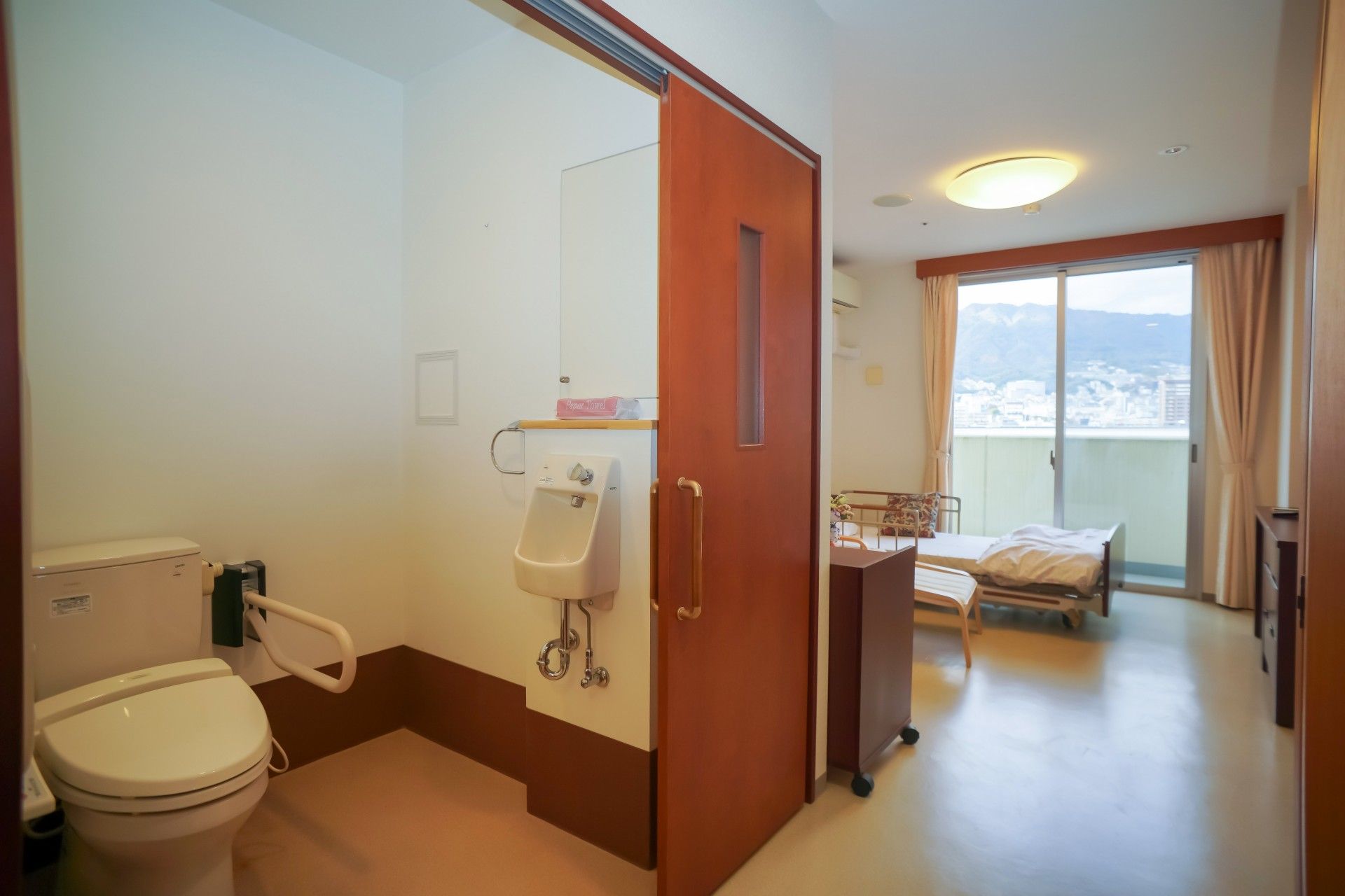 部屋にベッドと生活用品