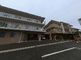 広く清潔な施設外観