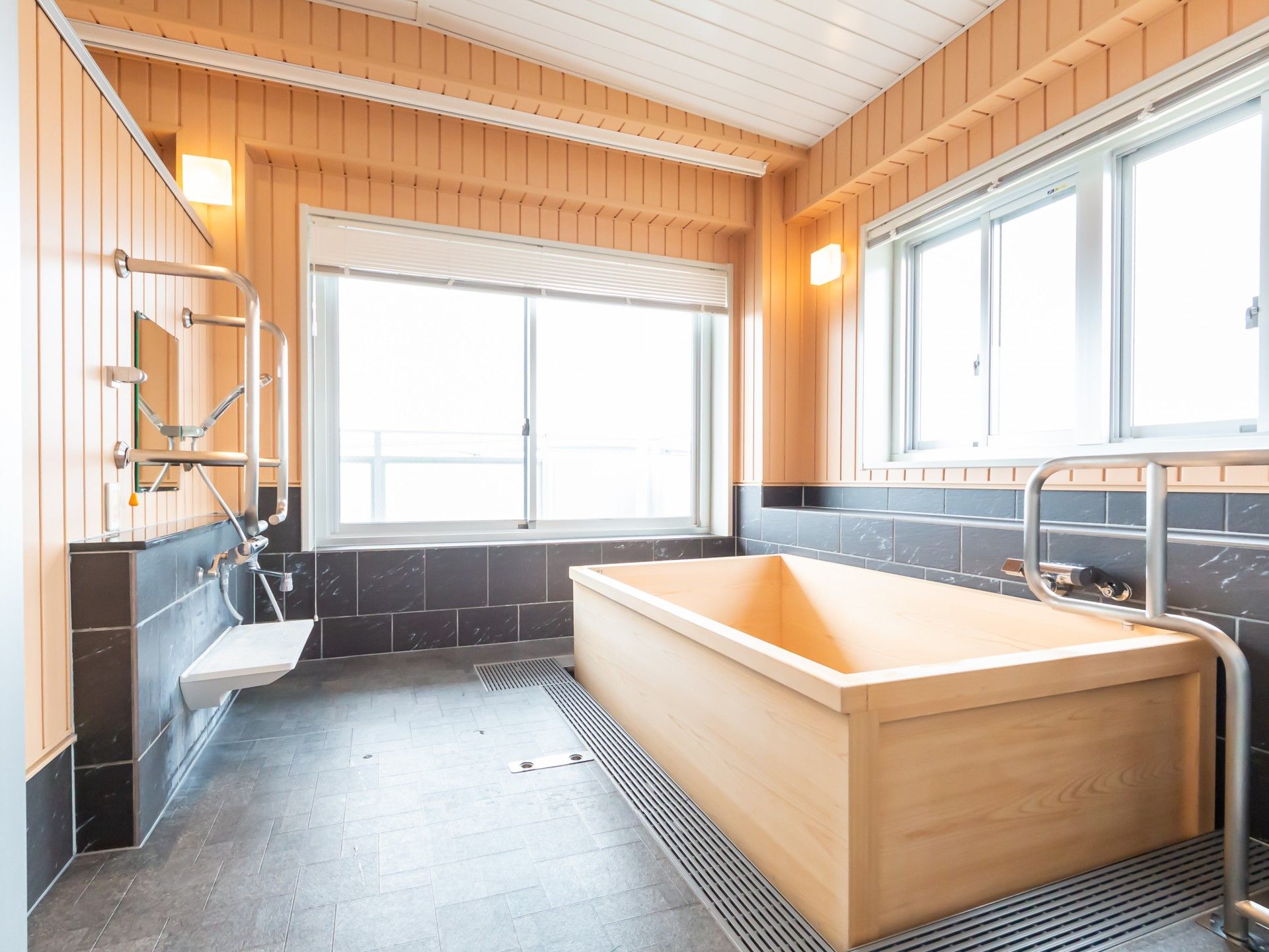 広々とした浴室