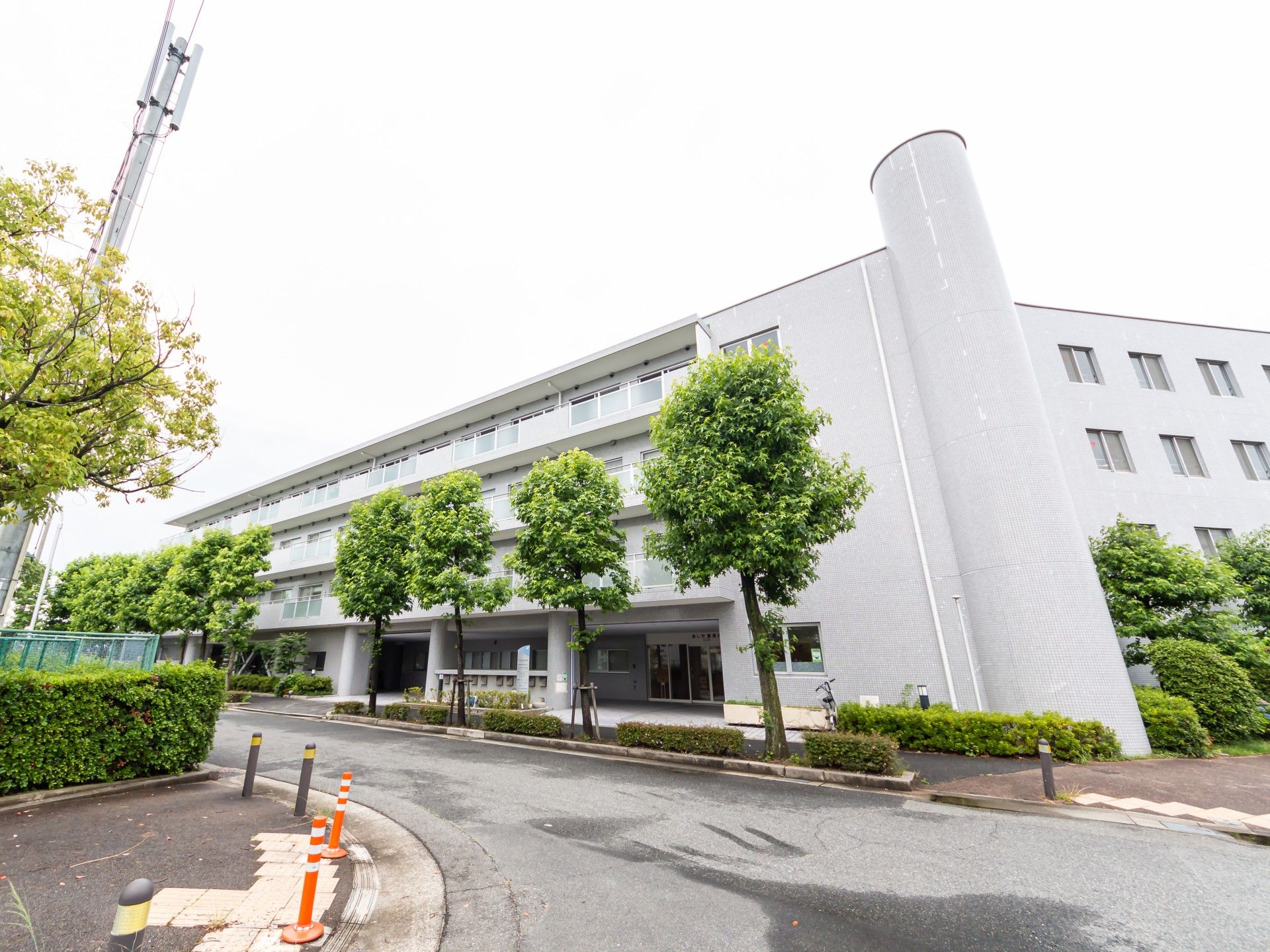 緑に囲まれた建物の外観